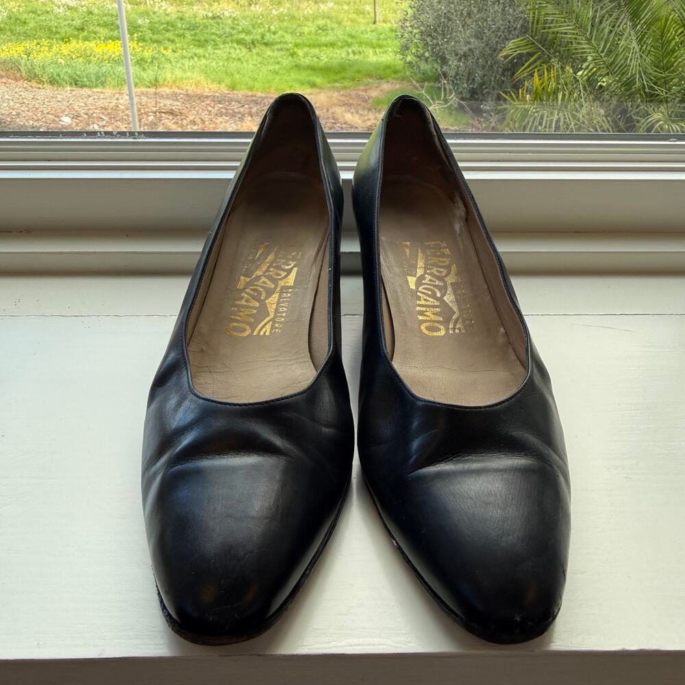 Vintage Salvatore Ferragamo Black Leather Pumps 8 AAAA Rare Narrow Italy